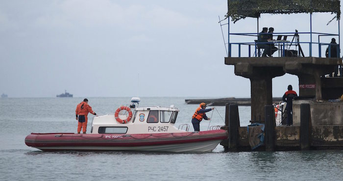 MOS05 SOCHI (RUSIA) 26/12/2016.- Miembros de los servicios de rescate rusos participan en la búsqueda de los restos del avión militar ruso Tu-154 cerca de Sochi (Rusia) hoy, 26 de diciembre de 2016. Más de 3.500 militares, 39 embarcaciones, 32 aparatos aéreos y siete batiscafos participan hoy en la operación desplegada por Rusia para rescatar los cuerpos de las 92 personas fallecidas ayer a bordo del avión militar Tu-154 que se estrelló en aguas del mar Negro. EFE/Yevgeny Reutov