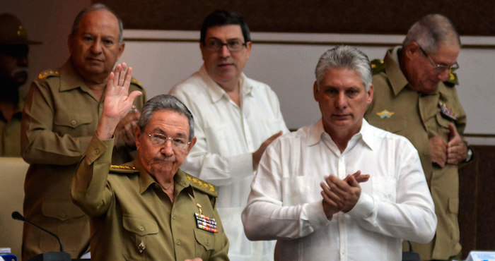 El presidente de Cuba, Raúl Castro (i), y el primer vicepresidente, Miguel Díaz-Canel. Foto: EFE
