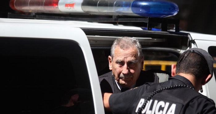 MON01-MONTEVIDEO (URUGUAY) 24/03/2011. El exdictador uruguayo Gregorio ¡lvarez (i), es conducido hoy, jueves 24 de marzo de 2011, a un juzgado de Montevideo (Uruguay). ¡lvarez fue trasladado desde la c·rcel donde cumple condena por "reiterados delitos de desapariciÛn forzada" hasta el despacho del juez Juan Carlos Fern·ndez Lecchini, quien le comunicar· su resoluciÛn en el caso de Robert Luzardo, un militante del guerrillero Movimiento de LiberaciÛn Nacional-Tupamaros. EFE/Iv·n Franco