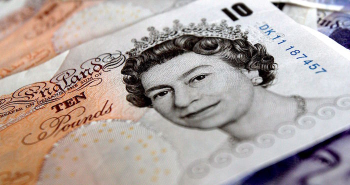 Imagen de archivo fechada el 13 de agosto de 2008 que muestra un billete de diez libras en Londres, Reino Unido. El primer ministro brit·nico, el laborista Gordon Brown, admitiÛ hoy miÈrcoles 22 de octubre de 2008 que la crisis econÛmica mundial "probablemente causar· recesiÛn" en el Reino Unido. Brown reconociÛ esa posibilidad durante su comparecencia semanal ante la C·mara de los Comunes, presionado por el lÌder de la oposiciÛn conservadora, David Cameron. El jefe del Gobierno se pronunciÛ sobre ese asunto despuÈs de que el gobernador del Banco de Inglaterra, Mervyn King, reconociera esta martes por primera vez que el Reino Unido "probablemente" entrar· en recesiÛn debido a la actual crisis financiera. Por otra parte la libra esterlina bajÛ hoy frente al dÛlar a su nivel m·s bajo en cinco aÒos y se cotizÛ a 1,62 dÛlares, debido a los temores de que el Reino Unido estÈ entrando en una recesiÛn. EFE/Andy Rain