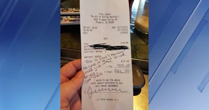 Ticket en donde la mujer deja la propina de 900 dólares. Foto: Especial.
