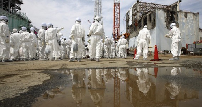 BLO02. OKUMA (JAPÓN), 26/5/2012.- Periodistas y trabajadores de los medios visitan, acompañados por empleados de Tokyo Electric Power Co. (Tepco), las instalaciones del reactor 4 de la Central Nuclear de Fukushima hoy, sábado 26 de mayo de 2012. Foto; Foto: EFE/Tomohiro Ohsumi pool