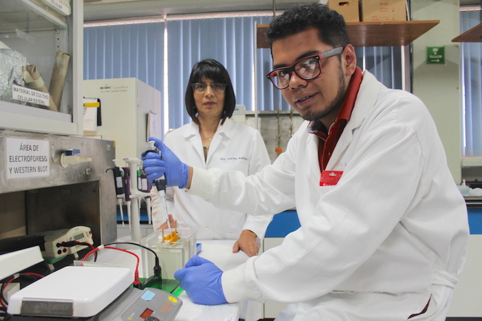 La doctora Lourdes Rodríguez Fregoso y un alumno. Foto: Agencia Conacyt.