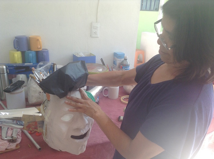Yolanda Fernández hace piñatas de políticos desde 1994. Foto: Aldabi Olvera