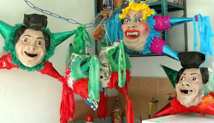 "Pegarle a la piñata es pegarle al mal; por eso hacemos piñatas de políticos" Los Zurdos. Foto: Los Zurdos