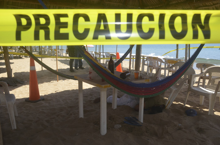 ACAPULCO, GUERRERO, 15FEBRERO2016.- Van cinco muertos en las últimas 16 horas en este puerto. Una mujer fue asesinada el lunes por la madrugada en la Progreso. Un hombre fue asesinado a balazos bajo una sombrilla en playa Tamarindos mientras tomaba una cerveza, en la zona Tradicional. A unos metros de ahí, en el canal de desagüe de la vía rápida, fraccionamiento Hornos, fue hallado el cadáver de un joven; reportes señalan que a su costado fue localizada una cartulina con mensaje. Además en la Sabana en la periferia murió acribillado un adulto. Otro hombre murió pasada la media noche en El Pozo de la Nación, en el centro. FOTO: BERNANDINO HERNÁNDEZ /CUARTOSCURO.COM
