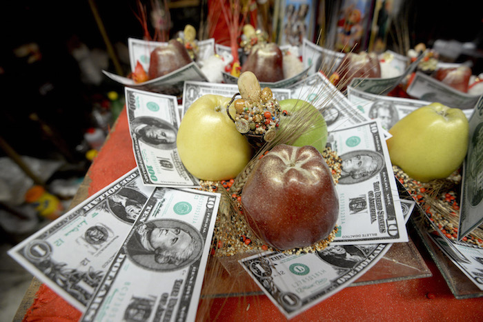 TOLUCA, ESTADO DE MÉXICO, 29DICIEMBRE2016.- Conocida como Toñita, Antonia Terrón, tiene más de 40 años preparando rituales y amuletos para atraer la suerte, el amor, dinero, salud y prosperidad para el Ano Nuevo. Localizada en el mercado 16 de Septiembre de la ciudad de Toluca, cada año espera a sus clientes con cosas nuevas para que la prosperidad sea atraída por sus clientes. FOTO: PILAR AGUILAR /CUARTOSCURO.COM