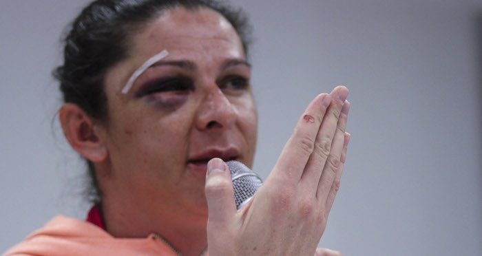 El problema son los cientos o miles que se encargaron de seguir agrediéndola una vez caída, una vez golpeada. Ellos, por desgracia, seguirán impunes. Foto: Cuartoscuro