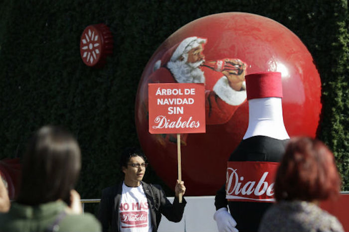 La foto del recuerdo que se toman las familias frente al árbol en el Zócalo debe ser entendida de manera simbólica. Foto: Especial