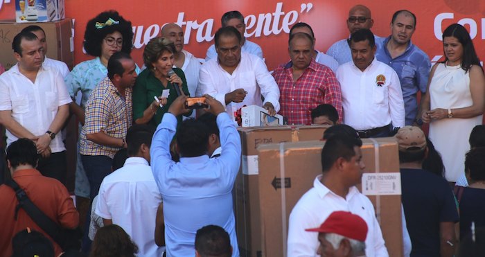El Gobernador de Guerrero rifó pantallas, refrigeradores y otros electrodomésticos entre los de su partido. Foto: El Sur.