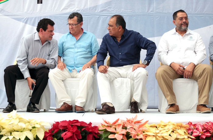 “Demostremos que en Guerrero hay cosas más importantes, mucho más grandes que cualquier acto violento y que esas cosas grandes deben ser el motor de todos nosotros los guerrerenses para seguir adelante y con un mejor futuro”, sostuvo durante su discurso. Foto: ElSur