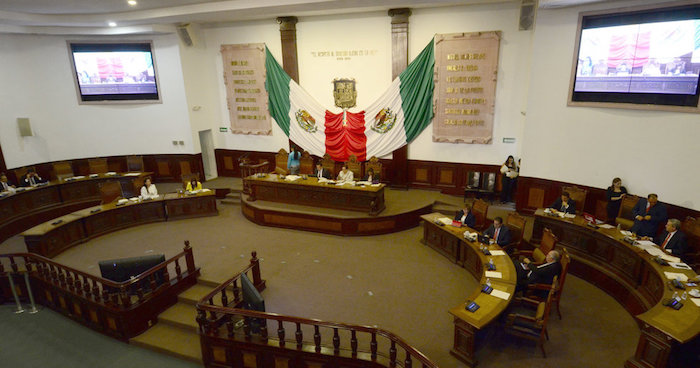 Hasta 214 mil pesos podría llevarse cada diputado este fin de año, entre sueldo, aguinaldo y otros beneficios. Foto: Héctor García, Vanguardia