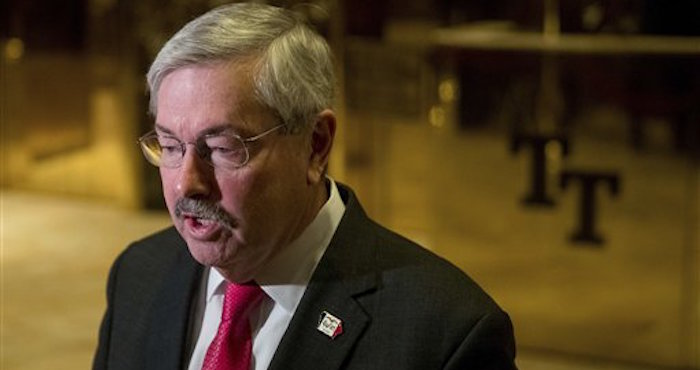 El gobernador de Iowa Terry Branstad habla con reporteros enla entrada de Trump Tower en Nueva York, el martes 6 de diciembre del 2016. (AP Foto/Andrew Harnik)