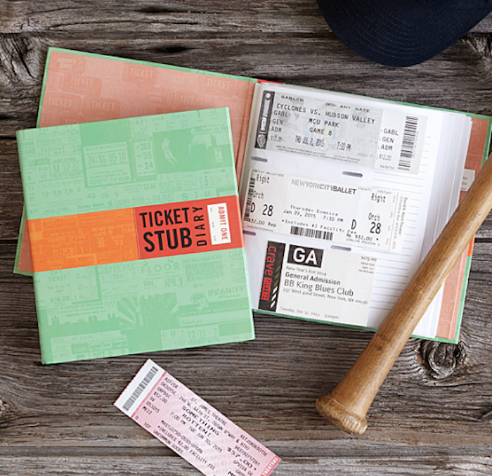 Es especial para pegar boletos, pero se puede usar para otras cosas. Foto: Uncommon Goods