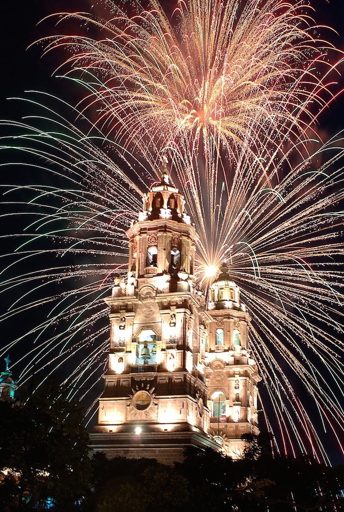 El zócalo de Morelia se llena de fuegos artificiales. Foto: Trivago
