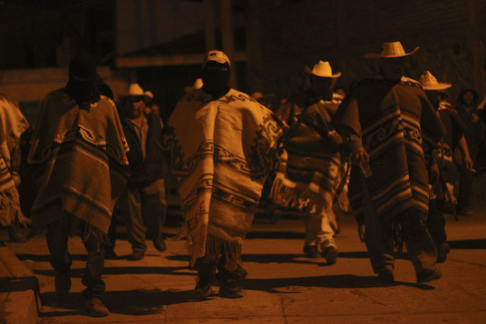 Los Purépechas michoacanos construyeron barricadas en todos los accesos al municipio y erigieron puestos de guardia. Foto: Cuartoscuro