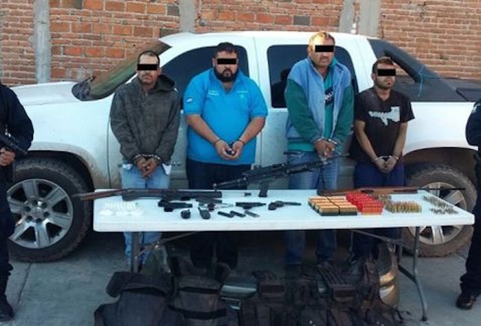 Agentes de la Policía Estatal detuvieron el viernes en la colonia Aeropuerto de Chihuahua a cuatro personas. Foto: Especial