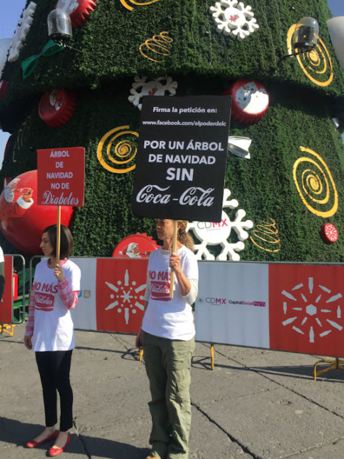 El gran árbol de Coca Cola de 40 metros de altura es un objeto publicitario que se dirige de manera especial a los niños. Foto: Especial