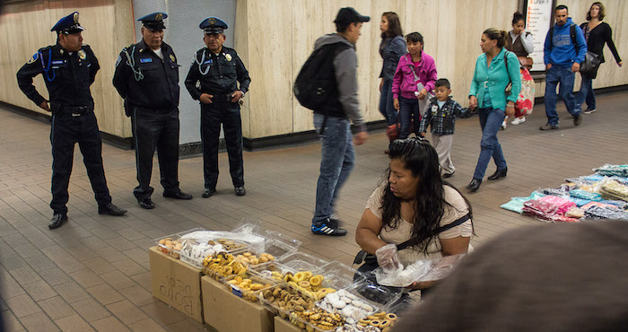 Uno de mis placeres favoritos en estos días es viajar en el Metro por diferentes líneas, sin un destino fijo, sólo por el gusto de poder acceder al sistema sin aglomeraciones ni empujones, sin ambulantes ni vagoneros. Foto: Cuartoscuro