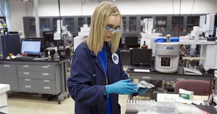La química Emily Dye evalúa sustancias vinculadas con una nueva generación de narcóticos en un laboratorio de la DEA en Sterling, Virginia, el 9 de agosto del 2016. Foto: Cliff Owen, AP.