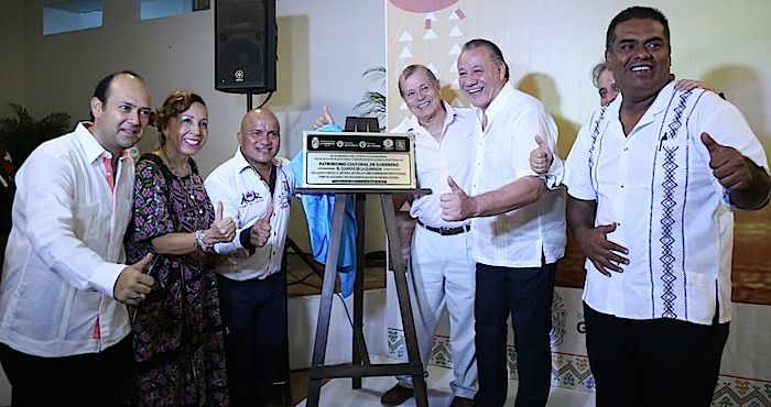 En representación del gobernador, Héctor Astudillo, el secretario de Turismo, Ernesto Rodríguez Escalona realizó la declaratoria del Clavado de La Quebrada de Acapulco, como patrimonio cultural de los guerrerenses. Foto: Gobierno de Guerrero