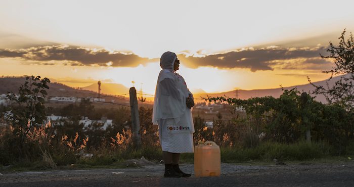 Desabasto de gasolina en la entidad ha provocado el cierre temporal de por lo menos 10 abastecedoras en la capital del estado y la búsqueda de alternativas de algunos de los automovilistas. Foto: Cuartoscuro.