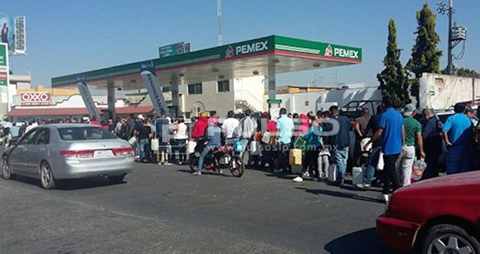 Filas en las gasolineras de San Luis Potosí. Foto: El Pulso.
