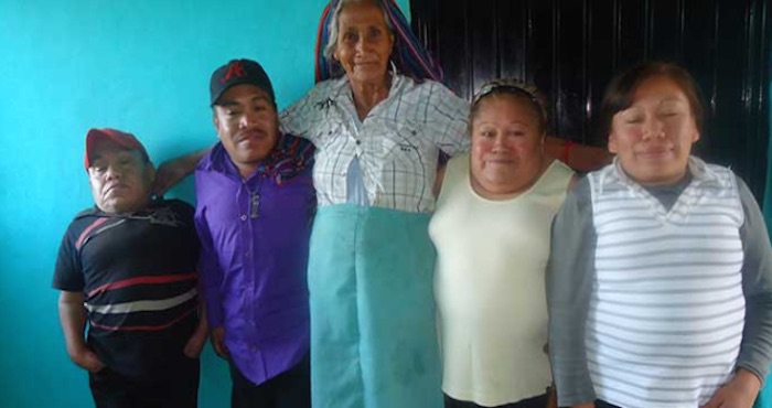 La señora María recibe una beca Prospera con la que mantiene a sus cuatro hijos con discapacidad. Foto: Pulso