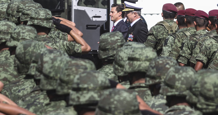 Sacar al Ejército de las calles tal vez desembocaría en una ingobernabilidad cuasi absoluta. Eso es cierto. Pero el simple hecho de que en 10 años una medida que se antojaba como temporal se haya quedado como la única salvación de la gobernabilidad interna es en sí el tema que la clase política se niega a revisar. Foto: Cuartoscuro