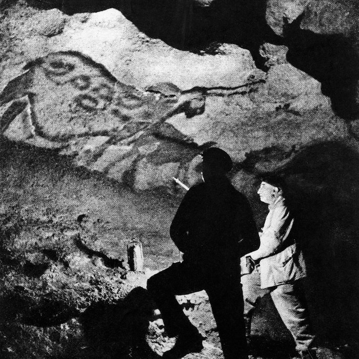 El abate Henri Breuil, primer estudioso de las pinturas rupestres, en la cueva de Lascaux, ca. 1940. Foto: M0010911, Wellcome Library, Londres, uso bajo licencia CC BY 4.0.