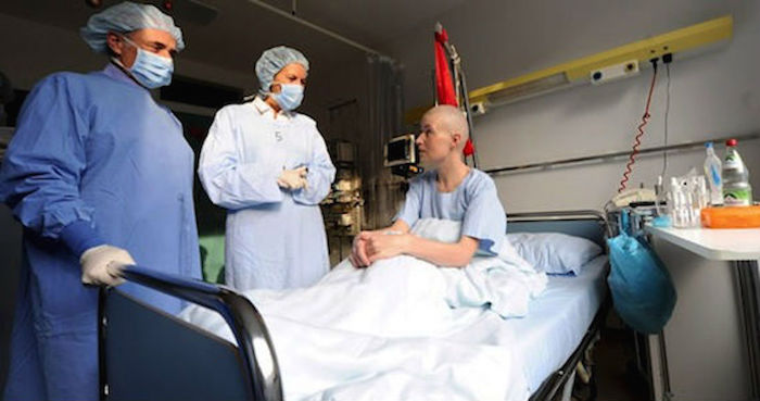 Médicos hablando con una paciente de leucemia. Foto: EFE/Archivo.