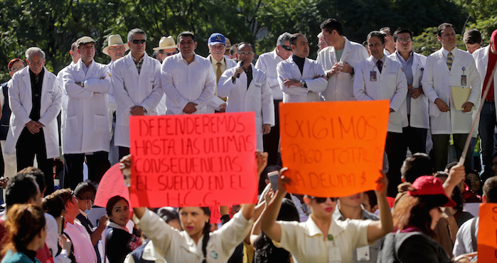 GUADALAJARA, JLAISCO. 08DICIEMBRE2016.- Cientos de personas entre directivos, médicos, enfermeras, universitarios y hasta algunos pacientes, se manifestaron a las afueras del Congreso del Estado, para exigir un porcentaje mayor del presupuesto del estado, para los Hospitales Civiles de Guadalajara, ya que es una institución que ofrece el servicio medico al resto de la sociedad que no cuentan con ningún tipo de seguridad social. Foto: : FERNANDO CARRANZA GARCIA / CUARTOSCURO