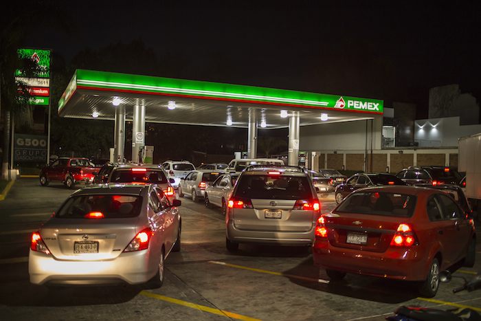Largas filas en gasolineras de Michoacán el 23 de diciembre. Foto: Cuartoscuro
