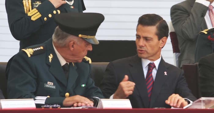 Somos víctimas de un impasse que, para ponerlo en términos de redes sociales, recuerda la fiesta de los quince años de Rubí. Los políticos invitaron a los militares a participar en la fiesta indiscriminadamente. Foto: Cuartoscuro