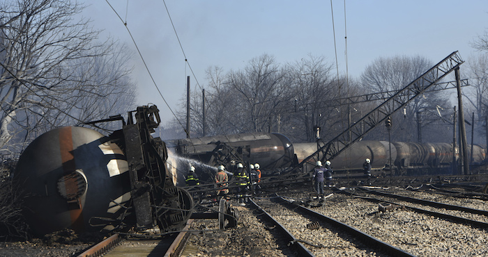 Los bomberos efectúan sus labores en el lugar donde se descarrilló un tren cuyos vagones transportaban gas y sobrevino una explosión en la aldea de Hitrino, en el noreste de Bulgaria., Foto: AP