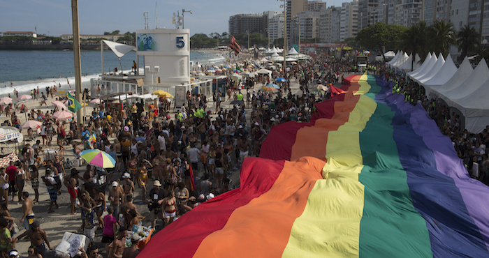 Personas llevan una enorme bandera del movimiento gat durante el Desfile del Orgullo Gay en la playa Copacabana. Foto: AP