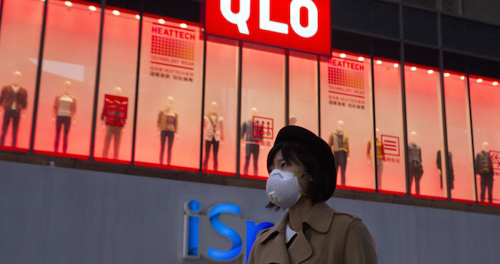 Una mujer porta una mascarilla para protegerse de los altos índices de contaminación en Beijing, China, el viernes 16 de diciembre de 2016. Las autoridades de Beijing se preparan para emitir su primera alerta roja a causa del smog, el nivel más alto en su sistema, ante los pronósticos de índices elevados de contaminación en la capital a partir del viernes, lo que provoca restricciones al uso de vehículos y obliga el cierre de escuelas y proyectos de construcción. Foto: AP/Ng Han Guan.