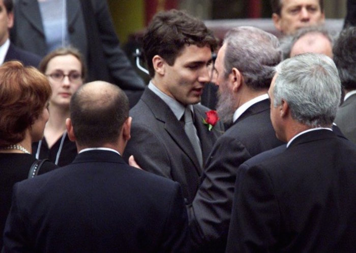 Justin Trudeau y Fidel Castro se encuentran en el funeral de Pierre Trudeau / Foto: Especial