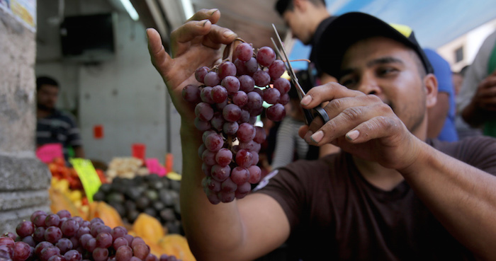 GUADALAJARA, JALISCO. 29DICIEMBRE2016.- Tapatíos acuden a mercados, tianguis y diversos comercios de la ciudad a realizar las compras de uvas así como de la cena de año nuevo.FOTO : FERNANDO CARRANZA GARCIA / CUARTOSCURO.COM