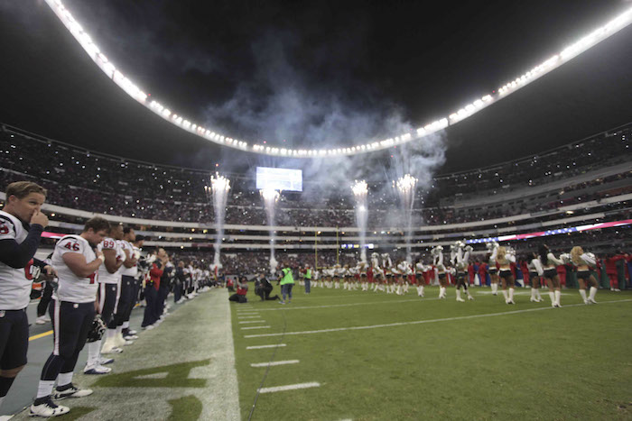 El equipo de los Raiders de Oakland se impusieron a los Texanos de Houston en el Estadio Azteca. 