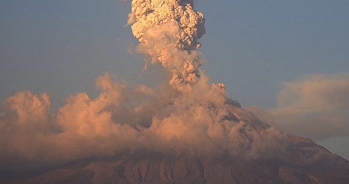 El Volcán de Fuego hizo lanzó una fumarola de 3 mil metros. Foto: webcams de México