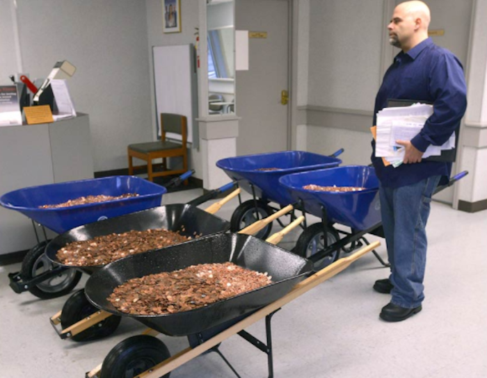 El hombre llegó al banco con las monedas en varias carretillas. Foto: AP.