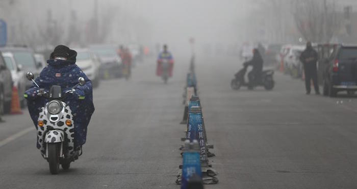 Personas usan mascaras debido a la bruma por contaminación en Pekín (China). Foto: EFE/Archivo