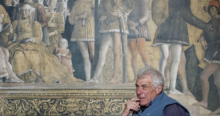 MD54. MADRID, 08/02/2010.- El crítico de Arte, escritor y pintor inglés, John Berger, quien recogerá hoy el Premio a la carrera que otorga la Fundación Amigos del Museo del Prado, durante el ensayo, esta mañana en el Auditorio del Museo, de "Lying down to sleep" (Echarse a dormir), una obra teatral que estrenará junto a su hija Katya, en una única función que representarán en la ceremonia de entrega del galardón. Se trata de una actuación que trata el paso del tiempo, el recuerdo y el olvido ante un decorado que reproduce casi a escala la "Cámara de los esposos", de Andrea Mantegna. EFE/Emilio Naranjo