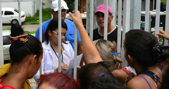 Familiares de los detenidos muertos durante el motín en una cárcel de Manaos. FOto: AP