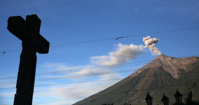 Fotografía del volcán de Fuego (i) y el volcán de Acatenango. Foto: EFE