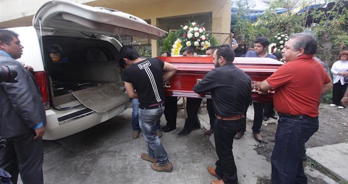 Familiares y amigos del periodista Aurelio Campos portan su féretro el día de su funeral en la ciudad de Huauchinango (México), el pasado 16 de septiembre. Foto: Archivo/EFE.