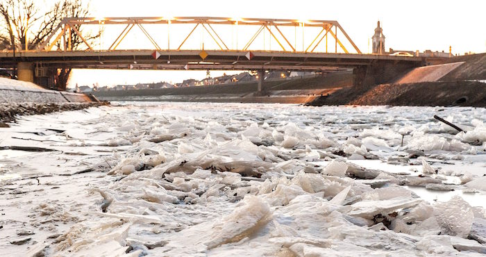 Hielo fragmentado en las aguas del río Raba en Gyor, a 120 kms de Budapest, Hungría. Foto: EFE.