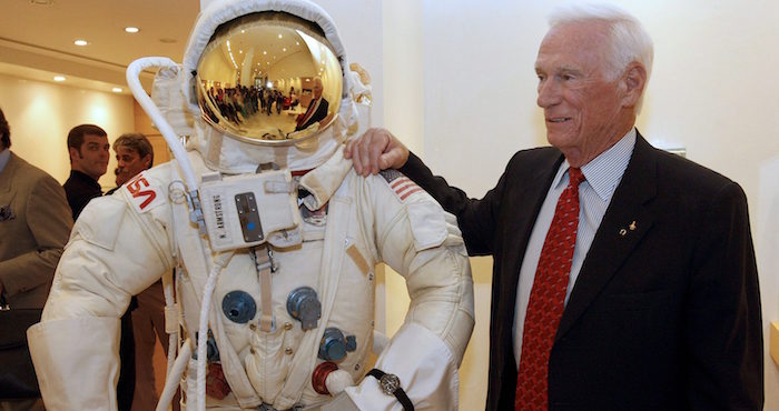 Eugene Cernan posando junto a un traje espacial durante un evento por el 40 aniversario de la primera llegada del hombre a la Luna. Foto: EFE/Archivo.