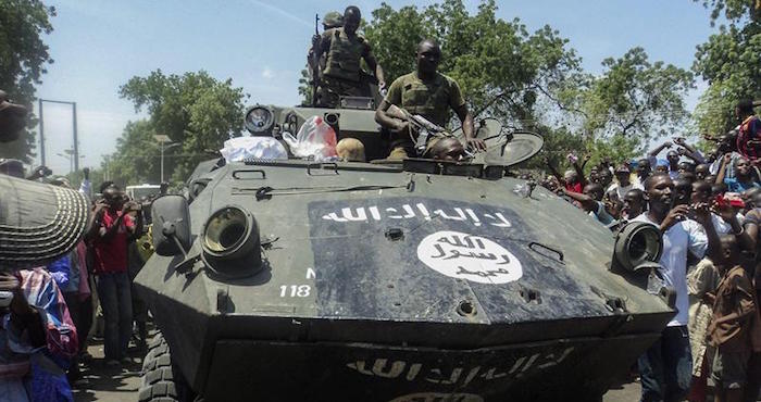 Soldados nigerianos muestran uno de los vehículos armados incautados a los insurgentes de la secta islamista Boko Haram, en Konduga, Maiduguri (Nigeria). Foto: EFE